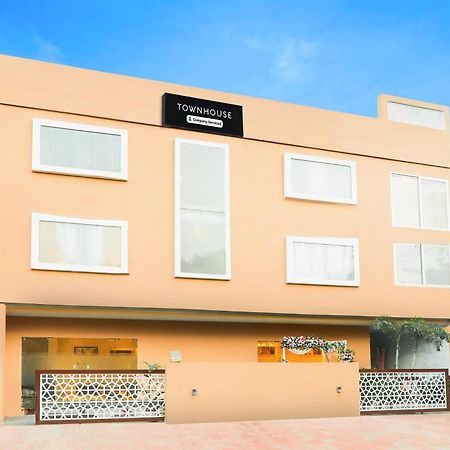 Super Townhouse Viraj Khand Formerly Veridian Inn Chinhat Екстериор снимка