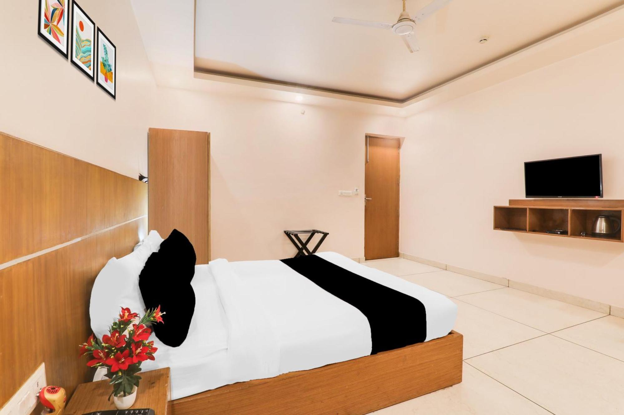Super Townhouse Viraj Khand Formerly Veridian Inn Chinhat Екстериор снимка