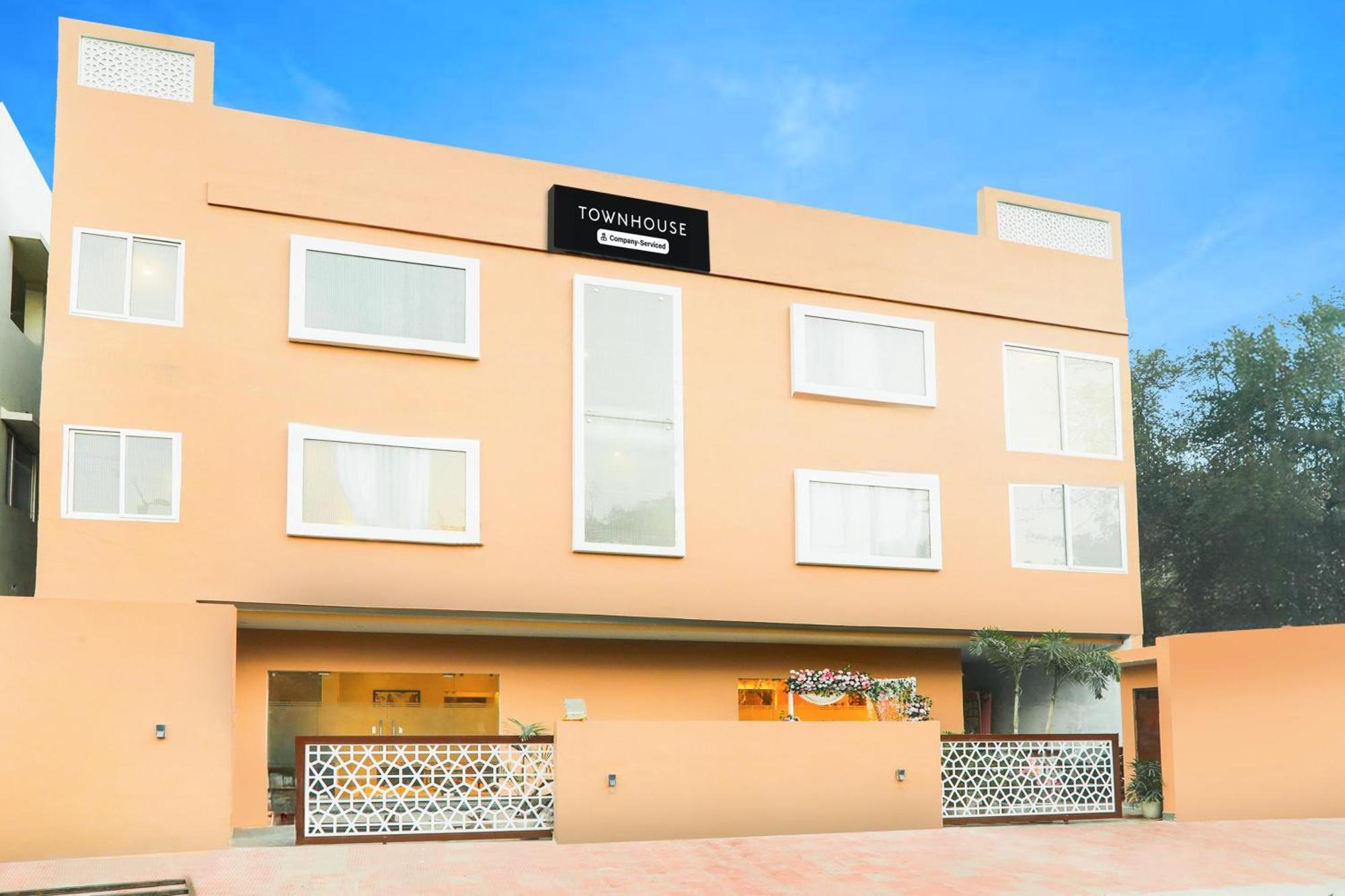Super Townhouse Viraj Khand Formerly Veridian Inn Chinhat Екстериор снимка