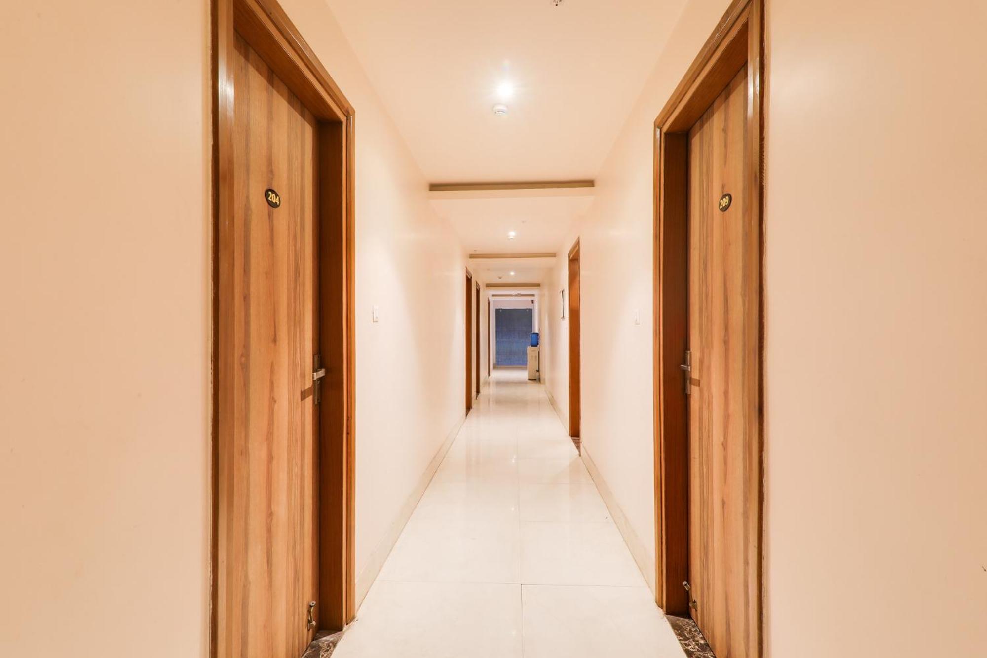 Super Townhouse Viraj Khand Formerly Veridian Inn Chinhat Екстериор снимка