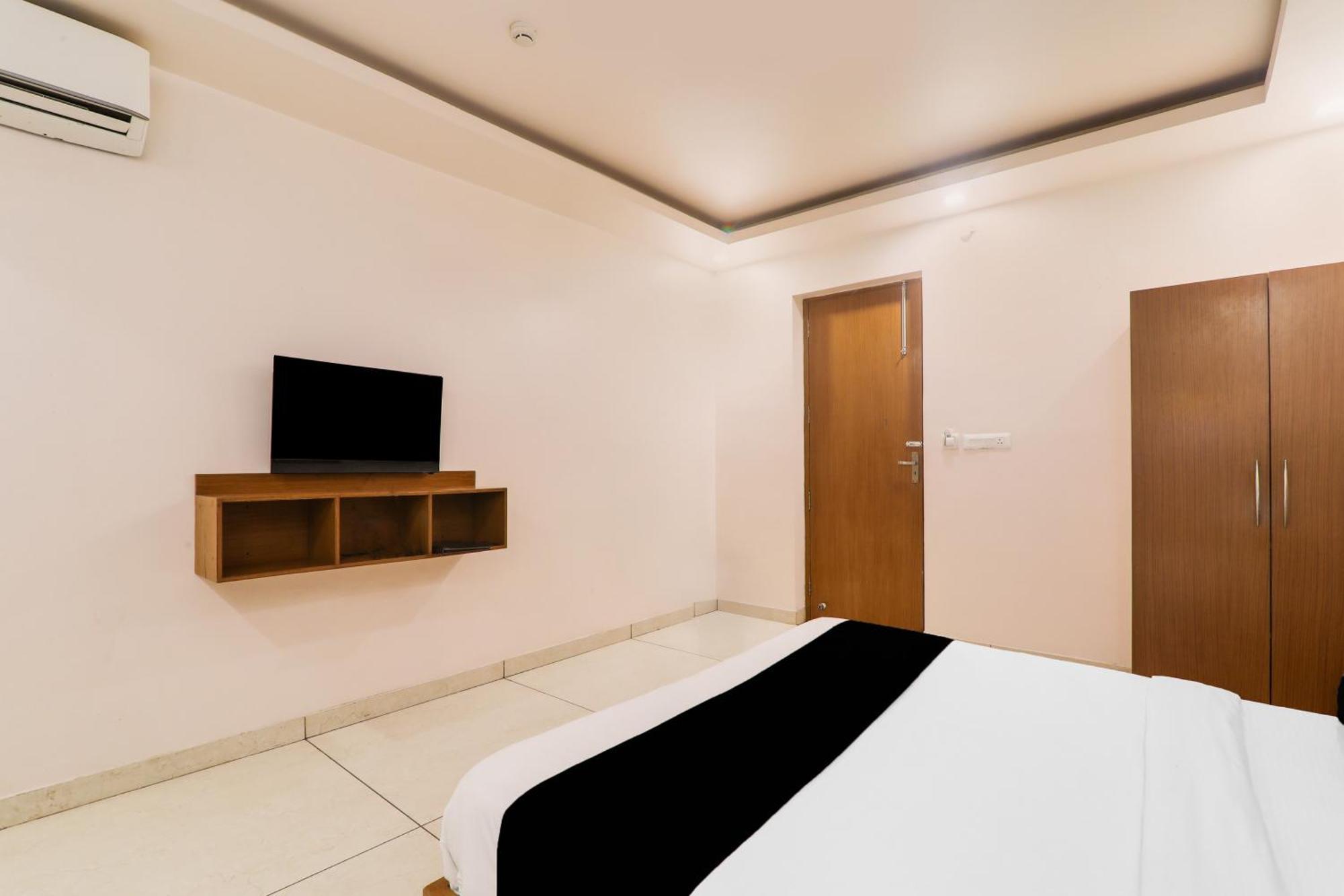 Super Townhouse Viraj Khand Formerly Veridian Inn Chinhat Екстериор снимка