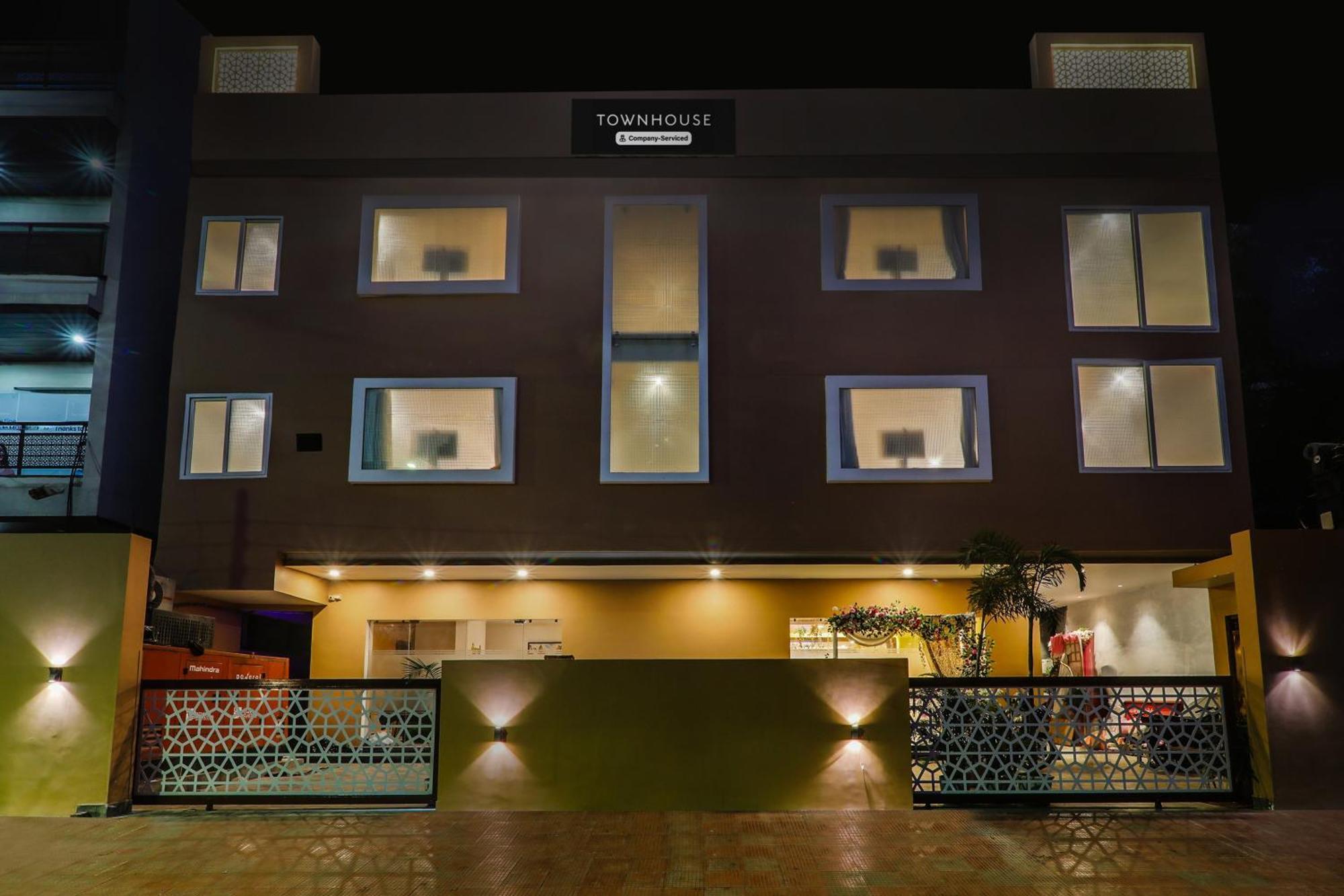 Super Townhouse Viraj Khand Formerly Veridian Inn Chinhat Екстериор снимка