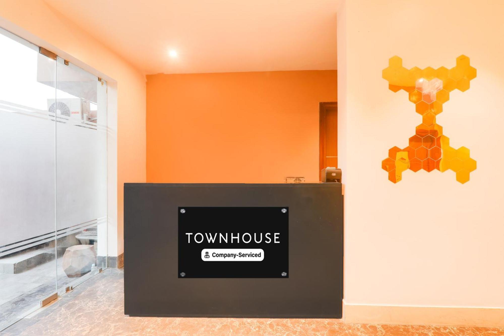 Super Townhouse Viraj Khand Formerly Veridian Inn Chinhat Екстериор снимка